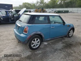 2010 MINI Hardtop z VIN WMWMF3C55ATZ21524, wystawiony jako Copart lot #57141035 z przebiegiem 155 043 mil mil oraz Nie do naprawy • Non repairable. Historia ofert i sprzedaży dostępna na DreamBid. Obrazek 3.