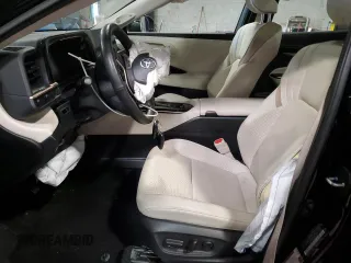 2024 Toyota Crown XLE z VIN JTDAAAAF9R3020382, wystawiony jako Copart lot #57143485 z przebiegiem Nie podano mil oraz Szkoda całkowita • Salvage title. Historia ofert i sprzedaży dostępna na DreamBid. Obrazek 7.