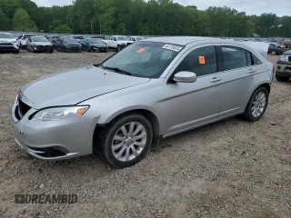 2012 Chrysler 200 Touring z VIN 1C3CCBBG7CN240264, wystawiony jako Copart lot #54179455 z przebiegiem 103 826 mil mil oraz Szkoda całkowita • Salvage title. Historia ofert i sprzedaży dostępna na DreamBid. Obrazek 1.