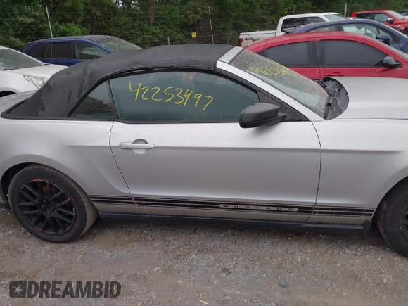 2012 Ford Mustang V6 z VIN 1ZVBP8EM4C5273218, wystawiony jako IAAI lot #42253497 z przebiegiem 175 676 mil mil oraz . Historia ofert i sprzedaży dostępna na DreamBid. Obrazek 13.