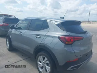 2024 Buick Encore GX Preferred z VIN KL4AMBS2XRB014762, wystawiony jako IAAI lot #42338836 z przebiegiem 23 212 mil mil oraz . Historia ofert i sprzedaży dostępna na DreamBid. Obrazek 3.
