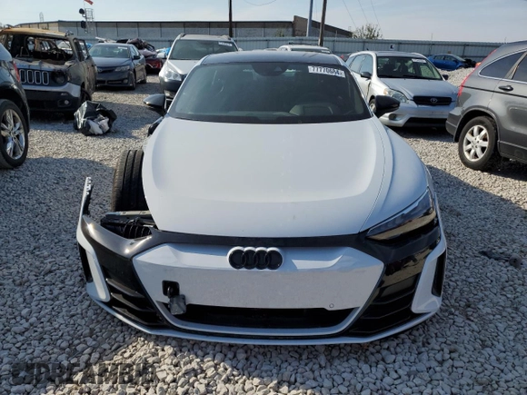 2024 Audi e-tron GT Premium Plus z VIN WAUCJBFW3R7004062, wystawiony jako Copart lot #77770684 z przebiegiem 3092 mil mil oraz Szkody całkowita. Historia ofert i sprzedaży dostępna na DreamBid. Obrazek 5.