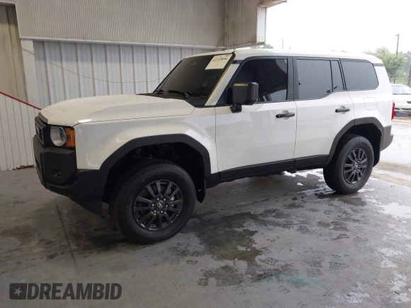 2025 Toyota Land Cruiser 1958 Edition z VIN JTEABFAJXSK020610, wystawiony jako IAAI lot #42225856 z przebiegiem 5 828 mil mil oraz . Historia ofert i sprzedaży dostępna na DreamBid. Obrazek 17.
