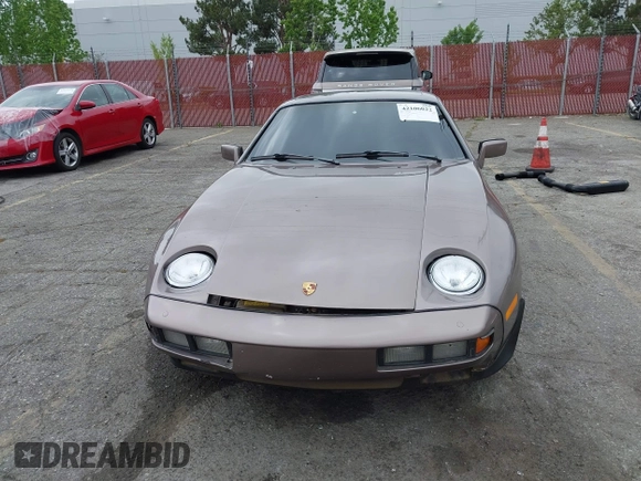 1983 Porsche 928 z VIN WP0JB0928DS860094, wystawiony jako IAAI lot #42106022 z przebiegiem 121 873 mil mil oraz . Historia ofert i sprzedaży dostępna na DreamBid. Obrazek 13.