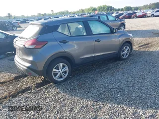 2024 Nissan Kicks S z VIN 3N1CP5BV4RL584579, wystawiony jako IAAI lot #42138648 z przebiegiem 9 909 mil mil oraz . Historia ofert i sprzedaży dostępna na DreamBid. Obrazek 4.