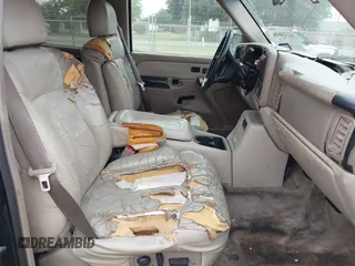 2002 Chevrolet Tahoe LT z VIN 1GNEC13ZX2R279380, wystawiony jako IAAI lot #42324646 z przebiegiem 188 781 mil mil oraz . Historia ofert i sprzedaży dostępna na DreamBid. Obrazek 5.