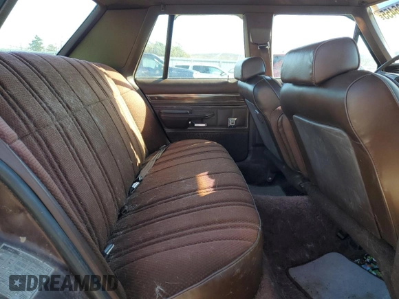 1983 Ford Crown Victoria z VIN 1FABP43F8DZ146309, wystawiony jako Copart lot #43996455 z przebiegiem 99 596 mil mil oraz Szkoda całkowita • Salvage title. Historia ofert i sprzedaży dostępna na DreamBid. Obrazek 10.