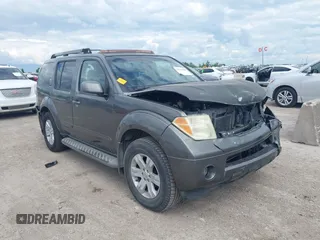 2005 Nissan Pathfinder SE z VIN 5N1AR18WX5C740388, wystawiony jako IAAI lot #42218030 z przebiegiem 192 074 mil mil oraz . Historia ofert i sprzedaży dostępna na DreamBid. Obrazek 1.