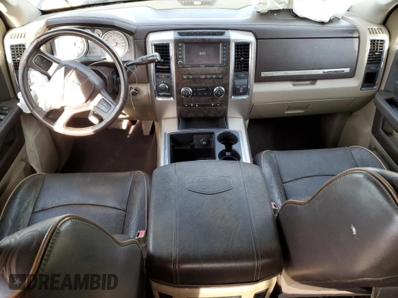 2011 Ram 2500 Laramie Longhorn z VIN 3D7UT2HL3BG580917, wystawiony jako Copart lot #50717625 z przebiegiem 141 494 mil mil oraz Szkoda całkowita • Salvage title. Historia ofert i sprzedaży dostępna na DreamBid. Obrazek 8.