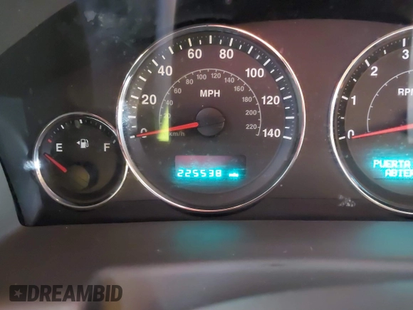 2007 Jeep Commander Overland z VIN 1J8HG68227C653826, wystawiony jako IAAI lot #40649706 z przebiegiem 225 538 mil mil oraz . Historia ofert i sprzedaży dostępna na DreamBid. Obrazek 7.