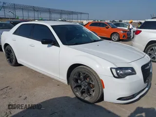 2019 Chrysler 300 Touring z VIN 2C3CCAAG3KH589876, wystawiony jako IAAI lot #42323030 z przebiegiem Nie podano mil oraz . Historia ofert i sprzedaży dostępna na DreamBid. Obrazek 1.