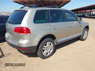 2004 Volkswagen Touareg z VIN WVGCM77L64D076276, wystawiony jako IAAI lot #42149861 z przebiegiem 144 182 mil mil oraz . Historia ofert i sprzedaży dostępna na DreamBid. Obrazek 4.