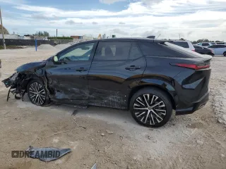 2023 Lexus RZ 450e Premium z VIN JTJAAAAB4PA005937, wystawiony jako Copart lot #39939654 z przebiegiem 6136 mil mil oraz . Historia ofert i sprzedaży dostępna na DreamBid. Obrazek 2.
