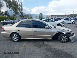 2001 Honda Accord EX z VIN 1HGCG66821A084618, wystawiony jako IAAI lot #41959020 z przebiegiem 272 671 mil mil oraz . Historia ofert i sprzedaży dostępna na DreamBid. Obrazek 13.