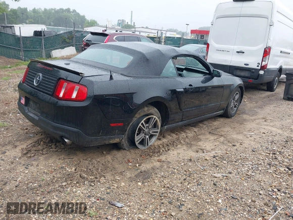 2011 Ford Mustang V6 z VIN 1ZVBP8EM7B5139351, wystawiony jako IAAI lot #42471805 z przebiegiem 80 513 mil mil oraz . Historia ofert i sprzedaży dostępna na DreamBid. Obrazek 4.