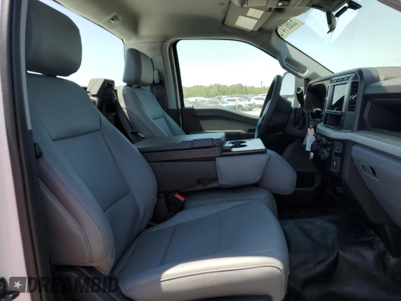 2024 Ford F-250 XL z VIN 1FTBF2BAXREC40360, wystawiony jako Copart lot #53801415 z przebiegiem Nie podano mil oraz Szkoda całkowita • Salvage title. Historia ofert i sprzedaży dostępna na DreamBid. Obrazek 10.