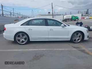 2016 Audi A8 Sport z VIN WAU43AFD3GN011061, wystawiony jako IAAI lot #42034532 z przebiegiem 109 877 mil mil oraz . Historia ofert i sprzedaży dostępna na DreamBid. Obrazek 13.