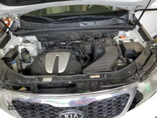 2011 Kia Sorento EX z VIN 5XYKU4A27BG136191, wystawiony jako Copart lot #52979995 z przebiegiem 209 280 mil mil oraz Szkoda całkowita • Salvage title. Historia ofert i sprzedaży dostępna na DreamBid. Obrazek 13.