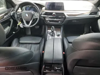 2018 BMW 5 Series 540i z VIN WBAJE5C54JG917667, wystawiony jako Copart lot #56655625 z przebiegiem 99 236 mil mil oraz Czysty tytuł • Clean title. Historia ofert i sprzedaży dostępna na DreamBid. Obrazek 8.