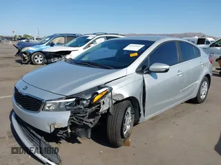 2017 Kia Forte LX z VIN 3KPFK4A71HE064591, wystawiony jako IAAI lot #42425957 z przebiegiem 161 494 mil mil oraz . Historia ofert i sprzedaży dostępna na DreamBid. Obrazek 6.