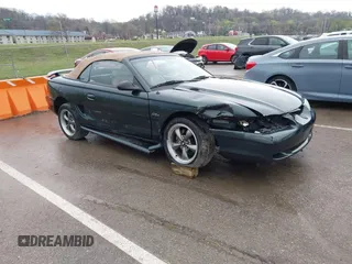 1998 Ford Mustang GT z VIN 1FAFP45X9WF105831, wystawiony jako IAAI lot #41891002 z przebiegiem 80 381 mil mil oraz . Historia ofert i sprzedaży dostępna na DreamBid. Obrazek 1.