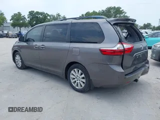 2017 Toyota Sienna XLE z VIN 5TDDZ3DC6HS147381, wystawiony jako IAAI lot #42340349 z przebiegiem 137 246 mil mil oraz . Historia ofert i sprzedaży dostępna na DreamBid. Obrazek 3.
