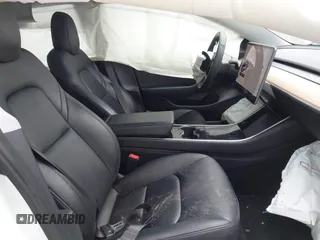 2020 Tesla Model 3 Standard Range Plus z VIN 5YJ3E1EA3LF590450, wystawiony jako IAAI lot #42026296 z przebiegiem 68 242 mil mil oraz . Historia ofert i sprzedaży dostępna na DreamBid. Obrazek 5.