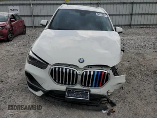 2021 BMW X1 xDrive28i z VIN WBXJG9C02M5S69998, wystawiony jako Copart lot #54782065 z przebiegiem 48 211 mil mil oraz Szkoda całkowita • Salvage title. Historia ofert i sprzedaży dostępna na DreamBid. Obrazek 5.