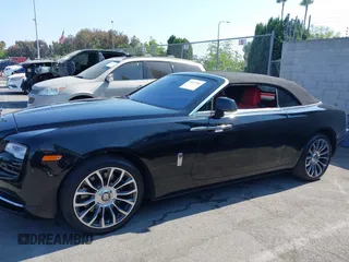 2018 Rolls-Royce Dawn z VIN SCA666D59JU115652, wystawiony jako IAAI lot #39811506 z przebiegiem 21 608 mil mil oraz . Historia ofert i sprzedaży dostępna na DreamBid. Obrazek 6.