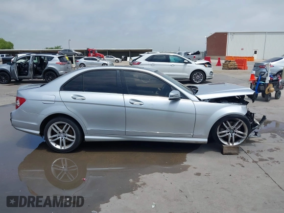 2014 Mercedes-Benz C 250 Sport z VIN WDDGF4HB1EA966634, wystawiony jako IAAI lot #42423577 z przebiegiem 159 296 mil mil oraz . Historia ofert i sprzedaży dostępna na DreamBid. Obrazek 13.
