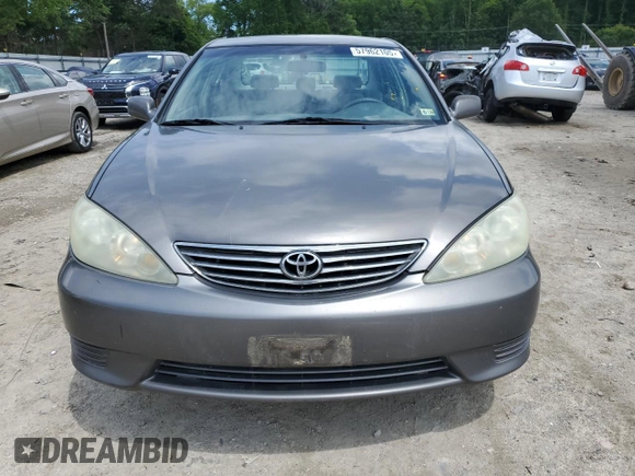 2005 Toyota Camry LE z VIN 4T1BE30K45U550097, wystawiony jako Copart lot #57962105 z przebiegiem 201 727 mil mil oraz Szkoda całkowita • Salvage title. Historia ofert i sprzedaży dostępna na DreamBid. Obrazek 6.