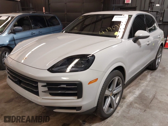 2024 Porsche Cayenne z VIN WP1AA2AY5RDA01585, wystawiony jako IAAI lot #41908153 z przebiegiem 15 559 mil mil oraz . Historia ofert i sprzedaży dostępna na DreamBid. Obrazek 2.