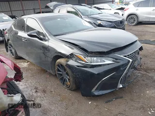 2022 Lexus ES with VIN 58ADZ1B19NU117552, listed as a IAAI auction lot 41590599 with 85,905 mi miles. Bid and sale history available at carsss.com. Image 1.