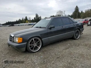 1989 Mercedes-Benz 190 z VIN WDBDA29D2KF631864, wystawiony jako Copart lot #52461175 z przebiegiem 114 379 mil mil oraz Tytuł czysty. Historia ofert i sprzedaży dostępna na DreamBid. Obrazek 1.