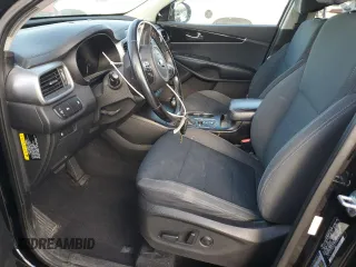 2017 Kia Sorento LX z VIN 5XYPG4A31HG240884, wystawiony jako Copart lot #52142315 z przebiegiem 88 556 mil mil oraz Szkoda całkowita • Salvage title. Historia ofert i sprzedaży dostępna na DreamBid. Obrazek 7.