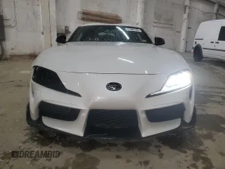 2023 Toyota Supra z VIN WZ1DB2G09PW056248, wystawiony jako Copart lot #51995165 z przebiegiem 20 176 mil mil oraz Szkody całkowita. Historia ofert i sprzedaży dostępna na DreamBid. Obrazek 5.