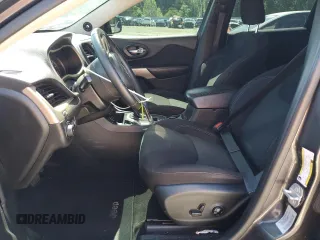 2017 Jeep Cherokee Latitude z VIN 1C4PJLCB8HW640881, wystawiony jako Copart lot #57718415 z przebiegiem 185 761 mil mil oraz Szkoda całkowita • Salvage title. Historia ofert i sprzedaży dostępna na DreamBid. Obrazek 7.