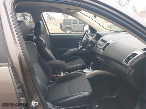 2013 Mitsubishi Outlander SE with VIN JA4JT3AW2DU013681, listed as a IAAI auction lot 41722425 with 95,145 mi miles. Bid and sale history available at carsss.com. Image 5.