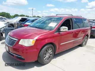 2014 Chrysler Town & Country Touring L 30th Anniversary z VIN 2C4RC1CG5ER215108, wystawiony jako IAAI lot #42358529 z przebiegiem 151 248 mil mil oraz . Historia ofert i sprzedaży dostępna na DreamBid. Obrazek 2.