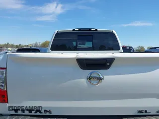 2017 Nissan Titan SL z VIN 1N6AA1E51HN503222, wystawiony jako IAAI lot #41908062 z przebiegiem 121 334 mil mil oraz . Historia ofert i sprzedaży dostępna na DreamBid. Obrazek 6.