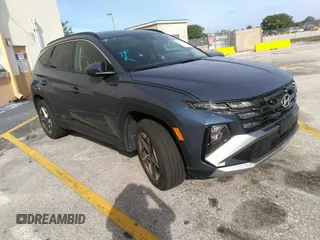 2025 Hyundai Tucson SEL z VIN 5NMJB3DE9SH481942, wystawiony jako IAAI lot #42318068 z przebiegiem 16 722 mil mil oraz . Historia ofert i sprzedaży dostępna na DreamBid. Obrazek 1.