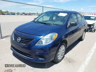 2012 Nissan Versa S z VIN 3N1CN7AP9CL824902, wystawiony jako IAAI lot #42773826 z przebiegiem 124 273 mil mil oraz . Historia ofert i sprzedaży dostępna na DreamBid. Obrazek 2.