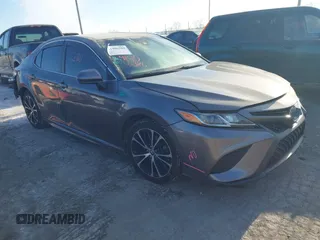 2020 Toyota Camry SE z VIN 4T1G11AK3LU889418, wystawiony jako IAAI lot #41406380 z przebiegiem 95 667 mil mil oraz . Historia ofert i sprzedaży dostępna na DreamBid. Obrazek 1.
