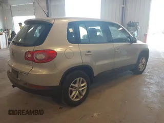2011 Volkswagen Tiguan SEL z VIN WVGBV7AXXBW511175, wystawiony jako IAAI lot #42341613 z przebiegiem 168 497 mil mil oraz . Historia ofert i sprzedaży dostępna na DreamBid. Obrazek 4.