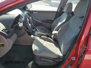 2013 Hyundai Accent SE z VIN KMHCU5AE0DU121047, wystawiony jako Copart lot #57244285 z przebiegiem 42 655 mil mil oraz Szkoda całkowita • Salvage title. Historia ofert i sprzedaży dostępna na DreamBid. Obrazek 7.