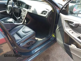 2013 Volvo S60 T5 Premier z VIN YV1612FS8D2209602, wystawiony jako IAAI lot #42226472 z przebiegiem 161 889 mil mil oraz . Historia ofert i sprzedaży dostępna na DreamBid. Obrazek 5.