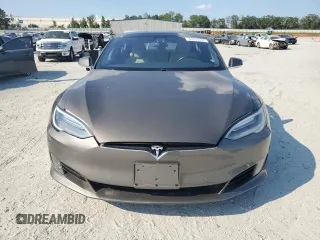 2017 Tesla Model S 100D z VIN 5YJSA1E2XHF173740, wystawiony jako Copart lot #62233125 z przebiegiem 73 932 mil mil oraz Szkoda całkowita • Salvage title. Historia ofert i sprzedaży dostępna na DreamBid. Obrazek 5.