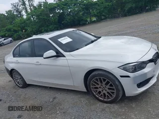 2014 BMW 3 Series 328i xDrive z VIN WBA3B5G52ENS09673, wystawiony jako IAAI lot #42240646 z przebiegiem 102 629 mil mil oraz . Historia ofert i sprzedaży dostępna na DreamBid. Obrazek 13.