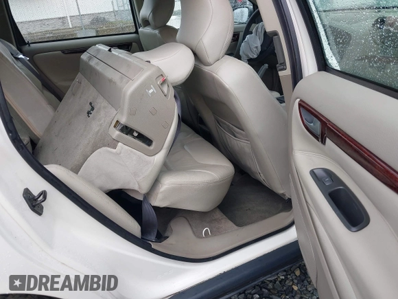 2001 Volvo V70 with VIN YV1SW58D211021451, listed as a IAAI auction lot 41705840 with 177,711 mi miles. Bid and sale history available at carsss.com. Image 8.
