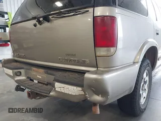 2002 Chevrolet Blazer LS z VIN 1GNDT13WX2K182268, wystawiony jako IAAI lot #41872743 z przebiegiem 135 008 mil mil oraz . Historia ofert i sprzedaży dostępna na DreamBid. Obrazek 6.